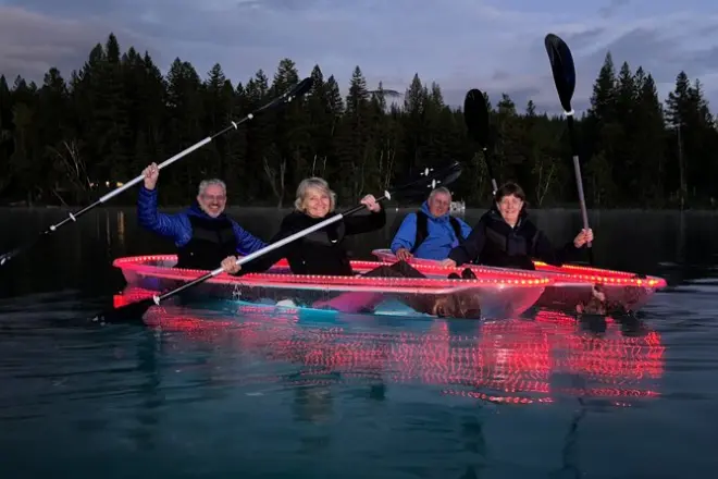 Kayak iluminado con LED en Montana: Del atardecer a la noche