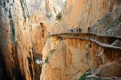 Feel the thrill of caminito del rey in a small group, guided by a local expert. includes entry, transfers from malaga, and a picnic with regional flavors.