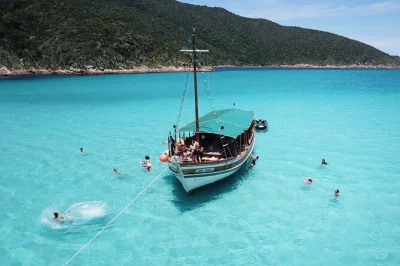 Feel the sea breeze on a relaxed arraial do cabo boat trip, with playful golden retrievers, calm music, and stops at white-sand beaches. includes life jackets and onboard bar.
