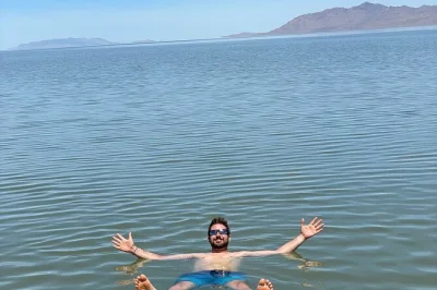 Utahs great salt lake erleben: schwerelos schweben, im salzigen wasser schwimmen und spannende lokale geschichten auf einer kleinen bootstour mit snacks, wasser und bequemer abholung.