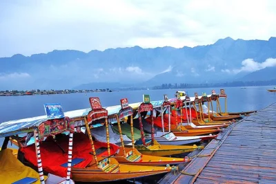 Descubre los jardines mogoles de srinagar, navega en shikara al atardecer, duerme en un houseboat y explora pahalgam y gulmarg. incluye desayuno, cena y traslados diarios.