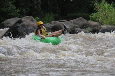 Découvrez le tubing sur la rivière balsa près de la fortuna. rapides guidés classe i-ii, pause fruits, déjeuner bio et vue sur le volcan arenal inclus.