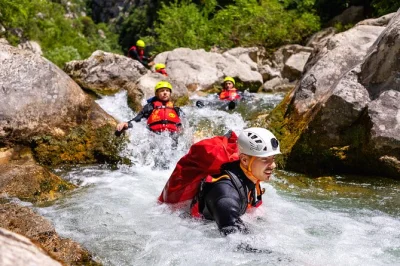 Erlebe canyoning an der cetina in kroatien – springen, schwimmen und wandern mit erfahrenen guides. inkl. ausrüstung, transport ab split und van am ziel.