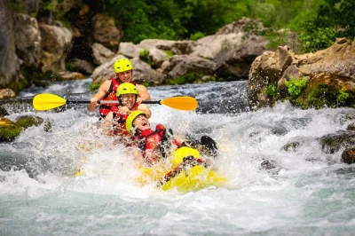 Erlebe das abenteuer beim rafting auf der cetina ab split oder Šestanovac mit erfahrenen guides. inklusive ausrüstung, transfer und entspanntem picknick am fluss.
