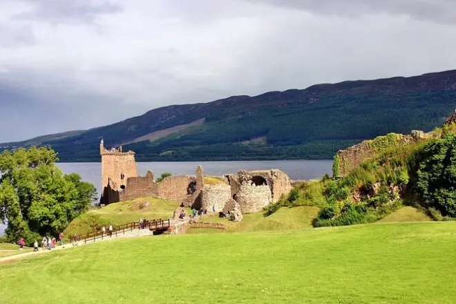 Loch Ness, Culloden et château d’Urquhart depuis Invergordon