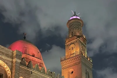 Erkunde das verborgene islamische kairo mit einem lokalen guide. spaziere durch die moez-straße, entdecke khan el-khalili und probiere geheime lokale spezialitäten. jetzt kairo geheimtour buchen.