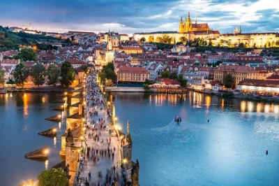 Tour privado de día completo desde viena a praga. descubre el puente carlos, el castillo de praga, la plaza de la ciudad vieja y rincones secretos con tu propio chófer. reserva ya.