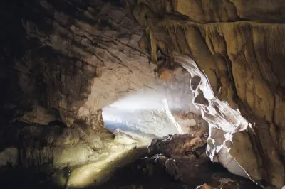 Cueva Pëllumbas, cañones y castillos desde Tirana