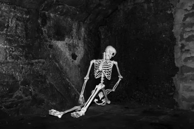 Step into edinburgh’s shadowy old town for a night ghost tour—hear true tales of murderers, witches, and bodysnatchers, with a costumed guide and underground vaults.