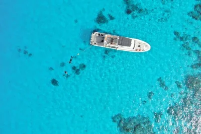 Descubre las aguas cristalinas de las islas kerama en okinawa, nada con tortugas marinas y disfruta de un almuerzo en cubierta. incluye recogida, equipo de snorkel, bebidas y guía local para todos lo