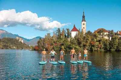 Erlebe stand-up paddling am bleder see mit kleinem guide-team, lerne sup-grundlagen, besuche die insel bled, spiele spiele und entspanne auf dem wasser. inklusive ausrüstung und fotos.