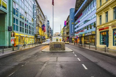 Explore berlim a pé—portão de brandemburgo, checkpoint charlie—numa aventura autoguiada com enigmas. descubra histórias da guerra fria no seu ritmo.