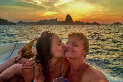Reserva un tour en lancha rápida al atardecer en río de janeiro. navega por la bahía de guanabara, disfruta del pan de azúcar, nada en praia vermelha y toma cerveza fría a bordo.