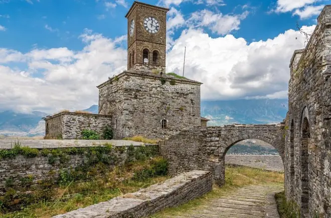 Gjirokastra Privattour: UNESCO-Burg & Basar