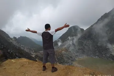 Sibayak Volcano Hike from Medan: Full-Day Trek to the Peak