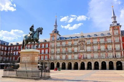 Explorez madrid autrement avec un jeu de piste autonome. résolvez des énigmes, visitez la plaza mayor, le marché san miguel et bien plus à votre rythme.