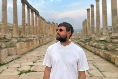 Explore roma em um dia com guia particular e carro executivo. visite fontana di trevi, panteão, trastevere e cantinhos escondidos. busca no hotel incluída.