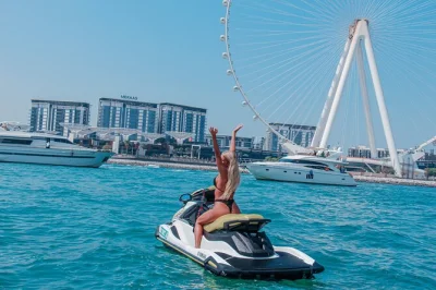 Réservez une excursion privée en jet ski de 30 minutes à dubaï. départ depuis la marina, découvrez palm jumeirah & ain dubai, gardez vos affaires en sécurité à bord. photos incluses.