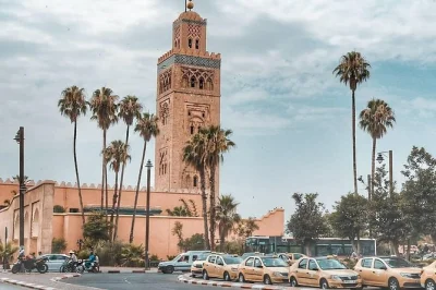 Descubre marruecos en 8 días desde casablanca a marrakech. visita fes, monta en camello en el desierto de merzouga y explora kasbahs antiguas y mercados vibrantes.