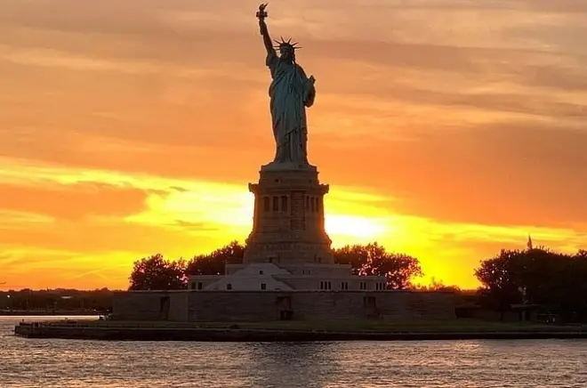 Statue of Liberty Boat Party New York: Live DJ Harbor Cruise
