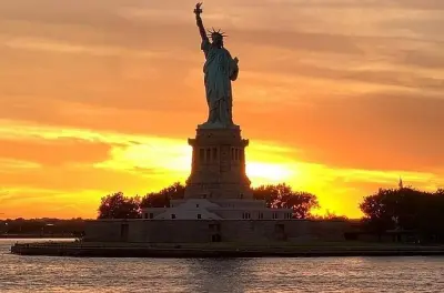 Statue of Liberty Boat Party New York: Live DJ Harbor Cruise