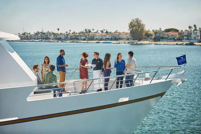 Brunch en Newport Beach: Tour de 2 horas por el puerto con vino