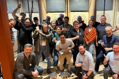 Erlebe axtwerfen in victoria! lerne von lokalen coaches, spiele spannende spiele und triff ins schwarze. perfekt für gruppen, regentage oder anfänger. jetzt platz sichern.