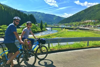 Descubre el lado tranquilo de hida en un tour privado en e-bike por maze villages, con guía local, paradas junto al río y almuerzo casero. incluye recogida en la estación hagiwara.