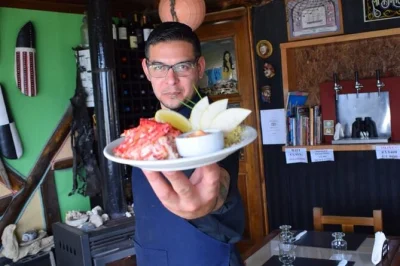 Erlebe königskrabben kochen und probieren in puerto almanza bei ushuaia. inklusive kochkurs, meeresfrüchte-mittagessen und spaziergänge am beagle-kanal.