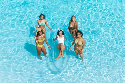 Feel the sun, float in a clear kayak on aruba’s blue water, get pro photos, and enjoy cocktails. fast 24hr edits and all pics included—book your shoot now.