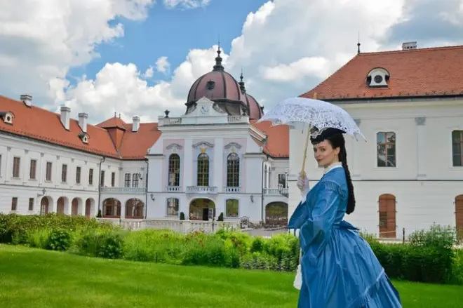 Palácio Real de Gödöllő com bolo, saindo de Budapeste