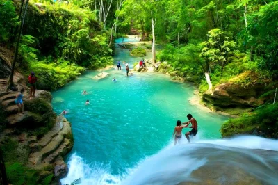 Scopri il fresco blue hole di jamaica vicino a ocho rios, poi rilassati su una zattera di bamboo lungo i fiumi della foresta pluviale. include transfer, ingressi e bevande locali.