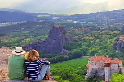 Coucher de soleil à Meteora, monastère et église byzantine inclus