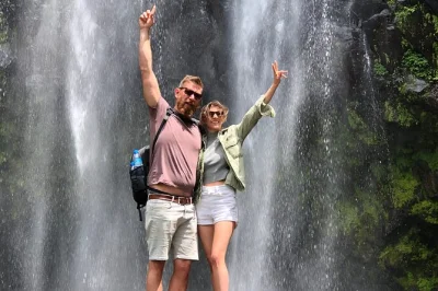 Parti per un’escursione alle cascate di materuni, assaggia il caffè chagga appena tostato e rilassati nelle sorgenti termali di chemka. include pick-up, pranzo locale e ingressi.