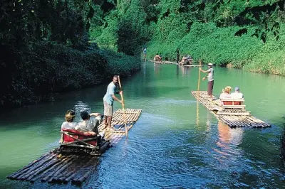 Martha Brae River: 9 Meter Bambusfloß auf 3 Meilen Flussfahrt