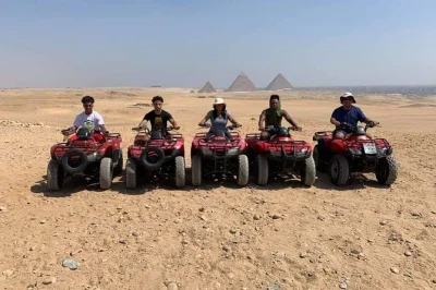 Siente el viento y la arena mientras recorres las pirámides de giza en quad, con recogida en hotel de el cairo, agua embotellada y guía local incluido.