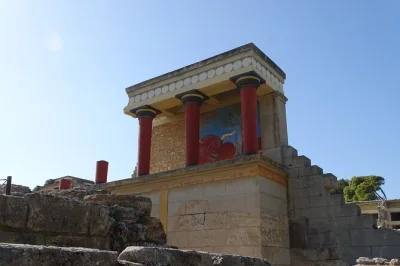 Descubre la vida en un pueblo cretense, prueba aceite de oliva fresco y recorre el palacio de knossos en esta excursión privada desde heraklion con almuerzo y recogida en hotel incluida.