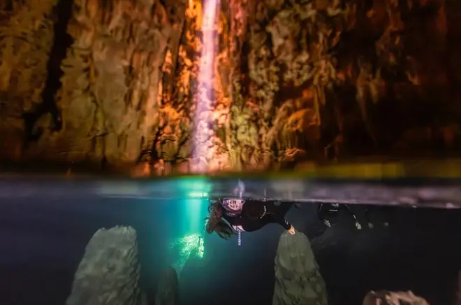 Rappel na caverna de Bonito com descida de 72 m ao lago subterrâneo