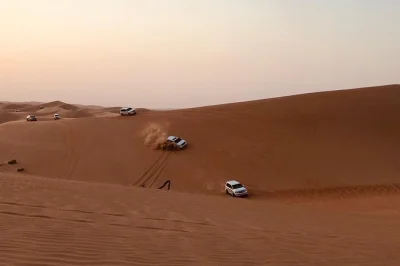 Abu dhabi wüstensafari mit dune bashing, kamelreiten, sandboarding, bbq und live-shows. erlebe das echte wüstenabenteuer jetzt!