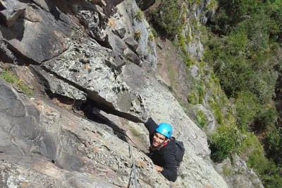 Erlebe klettern in suesca, kolumbien mit lokalem guide. ausrüstung ist komplett dabei. ideal für anfänger und alle, die besser werden wollen. jetzt abenteuer buchen!