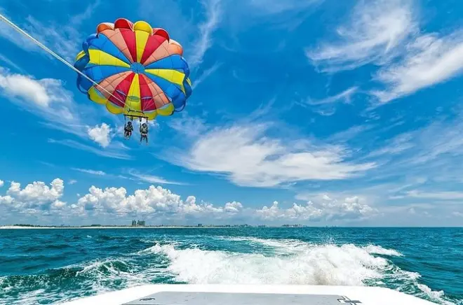 Parasailing in Nusa Dua: Vier Wassersportarten in einer Tour