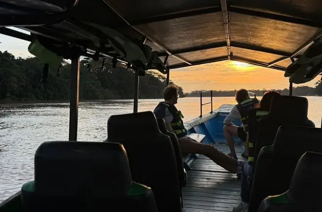 Atardecer y fauna en bote por el río Tambopata con guía bilingüe