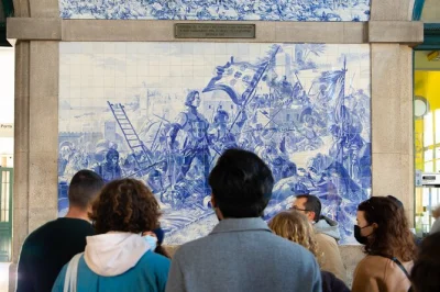 Descubre porto en un tour privado a pie. visita la estación de são bento, la torre de clérigos y la catedral con un guía local. vive historias y la esencia de la ciudad.