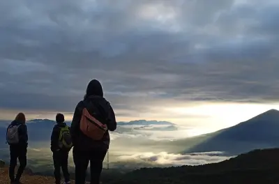 Volcán Papandayan desde Bandung: Cráter activo y pueblo