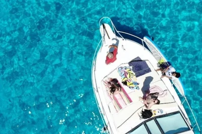 Vivi la brezza di lampedusa con una gita in barca che include pranzo, sup e snorkeling alla spiaggia dei conigli—attrezzatura e equipaggio locale inclusi. presentati 20 minuti prima.