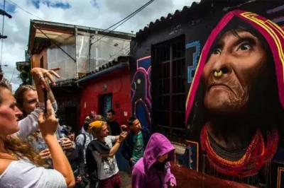 Explora el arte urbano de bogotá en una excursión privada de graffiti por la candelaria y visita las cascadas de tequendama. recogida en hotel, guía local y todas las entradas incluidas.