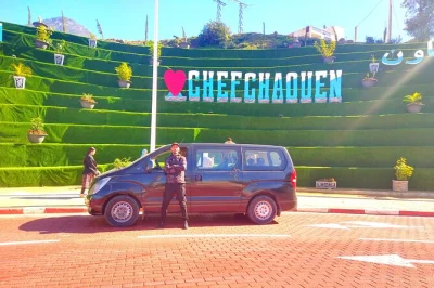 Tour privado de um dia de fes a chefchaouen. caminhe pelas ruas azuis, visite a praça uta elhammam, a kasbah e artesanato local. traslado do hotel incluso.