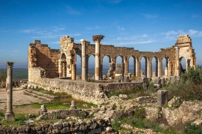Descubra as ruínas de volubilis, a cidade sagrada de moulay idriss e meknes em um passeio privado saindo de fez. transporte, guia local e paradas flexíveis inclusas. reserve já seu tour pelo marroc