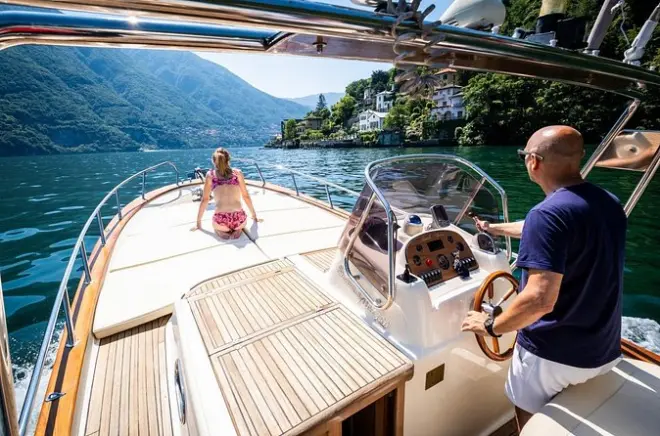 Crociera privata sul lago di Como in gozzo: Ville e bagno