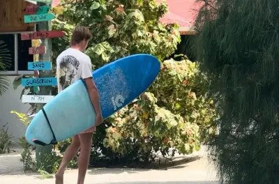 Lezioni di surf base alle Maldive per imparare a cavalcare onde